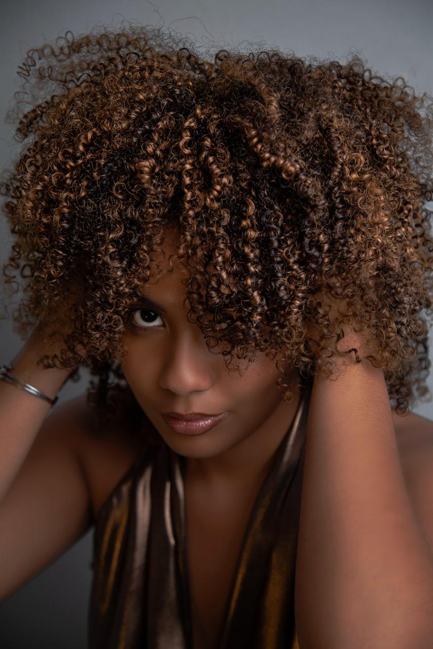 Cabello afro con volumen y definición natural